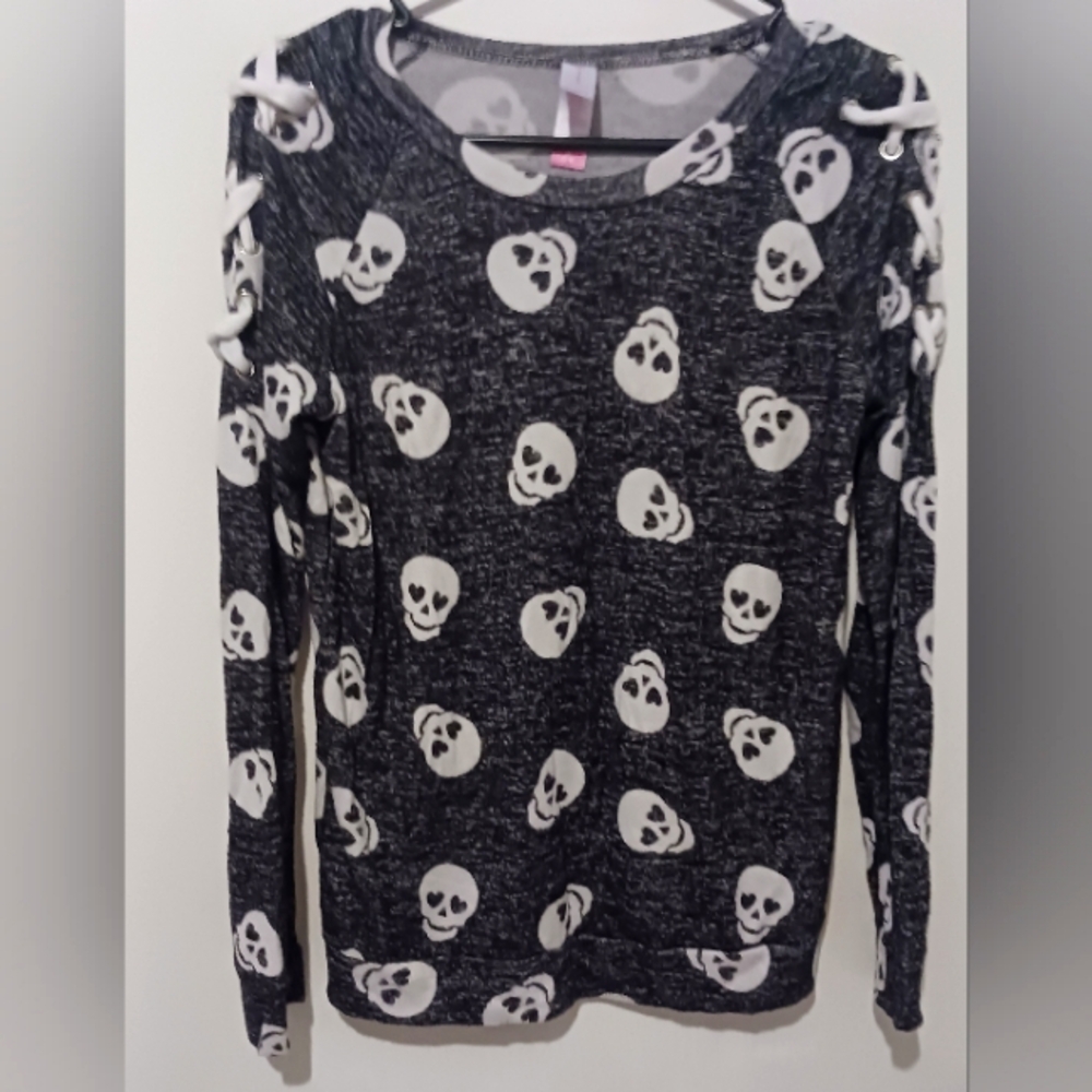 Long sleeved skull print long sleeved knit top/Sz M